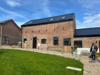 The Hayloft, Modern 4 Bed, 8 person, Barn Conversion in a Rural Location with Great Access & Hot Tub - Chambres d'hôtes Silkstone