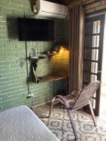 Quarto com banheiro privativo em Chalé Aconchegante. - B&B Bombinhas