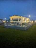 L25 L&g caravan hire 6 berth millfields family only and lead person must be over 30 MAX 4 ADULTS - Chambres d'hôtes Ingoldmells
