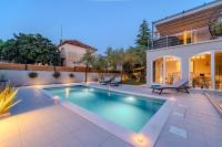 Villa B&D ZADAR for the complete pleasure of vacation !HEATED! PRIVATE POOL! Green oasis in the CENTER of ZADAR, 100m from the SEA - Chambres d'hôtes Zadar