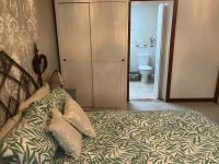 Cosy Barn Conversion Bedroom & En Suite - B&B Bovingdon