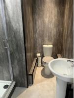 One Bed Upper Apartment with Balcony & Loch View (Not Pet Friendly/No Hot Tub) Raven