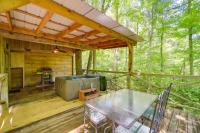 All-Season Sunroom + Hot Tub: Marion Cabin Retreat - Chambres d'hôtes Marion