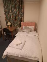 Single Room- London Seven Kings Train Station - B&B