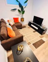 B&B Edmonton - B19 Modern Stylish 2bed Basement Suite - Bed and Breakfast Edmonton