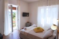 Zimmer mit Kingsize-Bett und Balkon