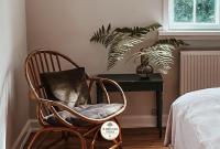 Habitación con cama grande y vistas al jardín