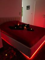Love room: Aux plaisirs des sens jacuzzi privé - B&B Barr