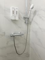 Chambre Simple avec Toilettes et Douche Communes