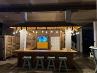 Hot Tub, Gas Grill, Tiki Bar w/TV, Dog Friendly - B&B