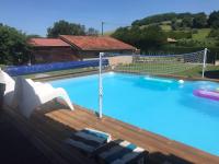 la maison d'en bas avec belle piscine - Chambres d’hôtes