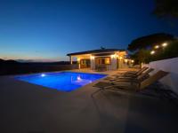Villa Pirineus a beautiful villa with pool - Ferienwohnung