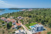Luxury Villa Luni with big private pool and hot tub in Medulin - B&B Pola