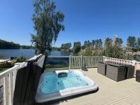 Tattershall Lakes Sunset View Caravan Lakeside, Hot Tub, Garden, Private Fishing Peg & WiFi - Chambres d'hôtes Tattershall