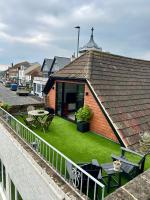 Modern, centrally located, beach view flat - B&B