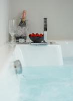 Derouse Othon Suite with Hydromassage Jacuzzi - B&B Atenas