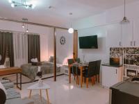 Bright & Airy Studio near Venice Mall with Pool, Gym & Fast WiFi - B&B Manila