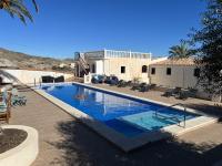 Zimmer mit Kingsize-Bett und Poolblick