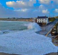 Top Floor Retreat Portmor- Sea, Beach & Balcony - B&B