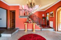 Luxury Villa in Girona with Indoor Pool & Garden Base for Costa Brava, France and Barcelona - Chambres d'hôtes Gérone