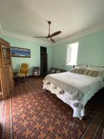 Zimmer mit Queensize-Bett und Gemeinschaftsbad