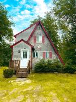Modern-Cozy A-frame, close to lake, hiking - Bed and Breakfast Fryeburg