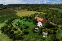 Sentio Estate Villa at Lake Balaton - Bed and Breakfast Pécsely