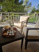 Apartment Mirna, 2-bedroom Apartment, Overlooking the Beach - Bed and Breakfast Makarska