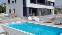 Villa Shark 2 with a pool - B&B