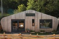 Two unique cabins wrapped in beautiful welsh scenery - B&B
