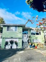 2BR 1BA Garden View Guest Suite - King-size Bed - Free Parking - B&B Vancouver