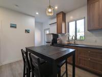 2 Bedrooms, 1 Sofa bed and 1,5 Bathrooms, Renovated Apartment in the Heart of Plateau Mont-Royal - Chambres d'hôtes Montréal
