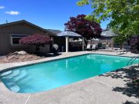 B&B East Wenatchee - East Wenatchee Oasis 4BR, Pool, Hot Tub, Loop Trail - Bed and Breakfast East Wenatchee