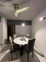 Travellers Heaven 2BR APT Gulshan Iqbal 13-E - Ferienwohnung Karatschi