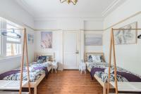Chic Twin Room - Waterfront - Nearby Stations - Shared Bathroom - Bed and Breakfast