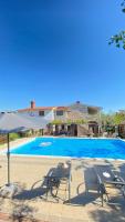 Residence Tomani with XXL pool - B&B Bale