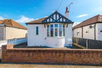 "Eastville Court Rhyl" by Greenstay Serviced Accommodation - A Cosy 2 Bedroom Bungalow with Parking, Dog Friendly, Close To Beaches, Shops & Restaurants - Ideal for Families, Friends, Couples & Business Travellers - Chambres d’hôtes