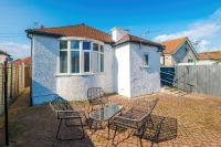 "Eastville Court Rhyl" by Greenstay Serviced Accommodation - A Cosy 2 Bedroom Bungalow with Parking, Dog Friendly, Close To Beaches, Shops & Restaurants - Ideal for Families, Friends, Couples & Business Travellers - B&B Rhyl