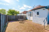 "Eastville Court Rhyl" by Greenstay Serviced Accommodation - A Cosy 2 Bedroom Bungalow with Parking, Dog Friendly, Close To Beaches, Shops & Restaurants - Ideal for Families, Friends, Couples & Business Travellers - B&B Rhyl