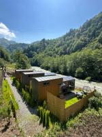 Zimmer mit Kingsize-Bett und Seeblick