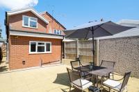 COZY 6-Bed Home in Reading, Close to University, Attractions, Train Station with Garden, Parking & WiFi - B&B