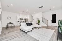 Stylish 4 Beds - Min to Downtown With Backyard - B&B