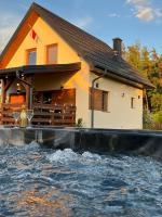 B&B Sumowo - Domek z kominkiem nad jeziorem z jacuzzi ogrodowym - Bed and Breakfast Sumowo