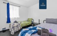 CLEPPY - 3 Rooms, 4 Beds, Free WiFi, Free Street Parking, Ground Floor, Fully Equipped by SUNRISE SHORT LETS DUNDEE - Bed and Breakfast Dundee