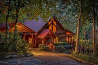 Story Book Cabin with Mountain Views, Game Cave, Hot Tub and Close to Downtown - Ferienwohnung