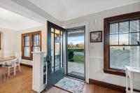 Exclusive Ottawa Hills Private Home, Garage, WD, Gourmet Equipped kitchen, Netflix - Chambres d’hôtes Ottawa Hills
