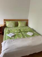 Tweepersoonskamer met 2 Aparte Bedden en Eigen Badkamer