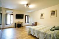 Basic Triple Room with Shared Bathroom