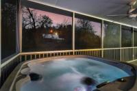 Creekside Cottage with a Hot Tub - Chambres d'hôtes Pigeon Forge
