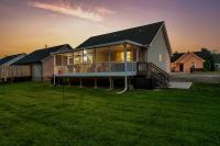 Creekside Cottage with a Hot Tub - B&B Pigeon Forge
